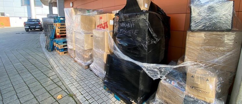 Dary dla powodzian wystawione przed Netto Arenę. Co się stało?