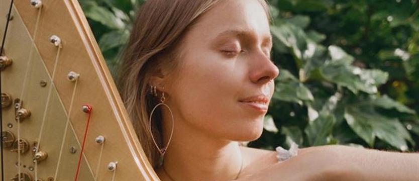 Intymna podróż harfistki