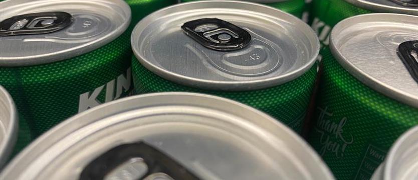 Sprzedają energetyki dzieciom. Prawne i zdrowotne skutki łamania zakazu