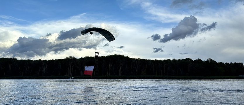 Skoki spadochronowe do wody. Atrakcje Festynu Komandosa w Dziwnowie
