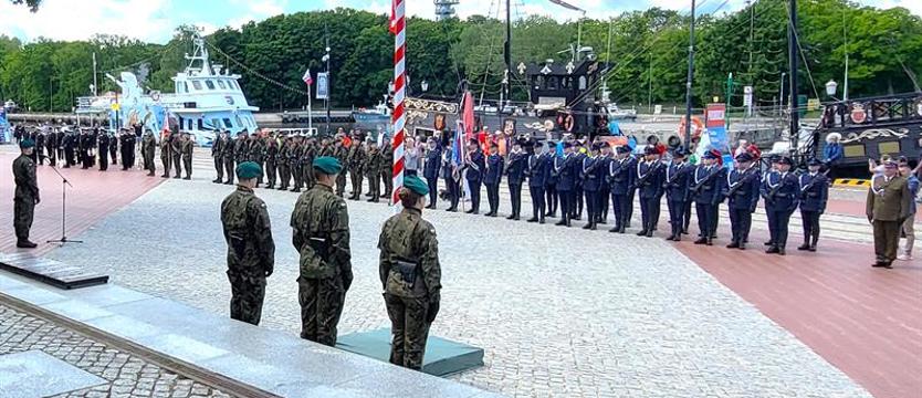 Święto Służb Mundurowych. Uroczysty apel przy kołobrzeskiej latarni morskiej
