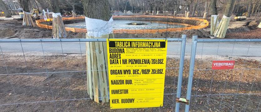 Podczas rewitalizacji stawu w Kołobrzegu wykopano płyty nagrobne