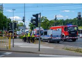 Wypadek karetki w Szczecinie. Jedna osoba nie żyje, cztery są poszkodowane