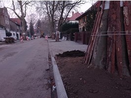 Ulica Krasickiego z nowymi chodnikami. Węższa jezdnia i oddech dla drzew