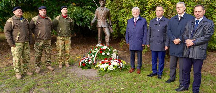 Kwiaty i znicze dla węgierskich bohaterów