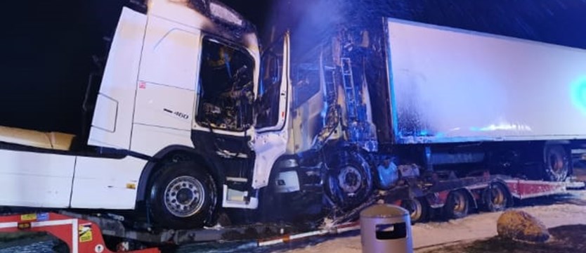 Laweta z samochodami ciężarowymi zapaliła się na autostradzie A6