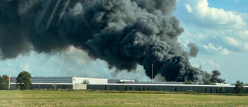 Rozprzestrzenia się pożar hali z tekstyliami. Z ogniem walczy 50 zastępów straży