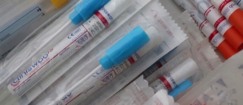 W piątek w całym regionie spadek nowych zakażeń. Wykonano jednak znacznie mniej testów