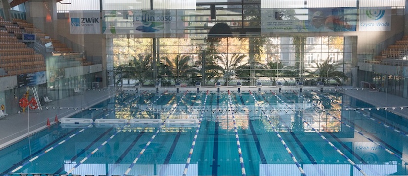 Basen pomylony z toaletą. Floating Arena zamknięta