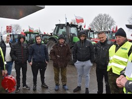 Rolnicy zaczęli strajk generalny. Blokują na „dziesiątce” i „dwudziestce”