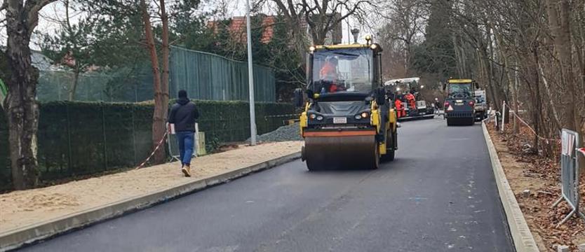 Na Kalenickiej układają nawierzchnię. Roboty bitumiczne w Kijewie