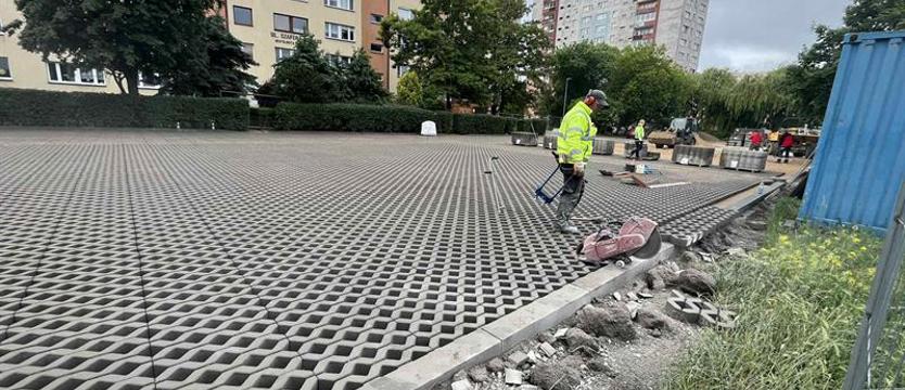 Przy ul. Szafera remontują place pod parking