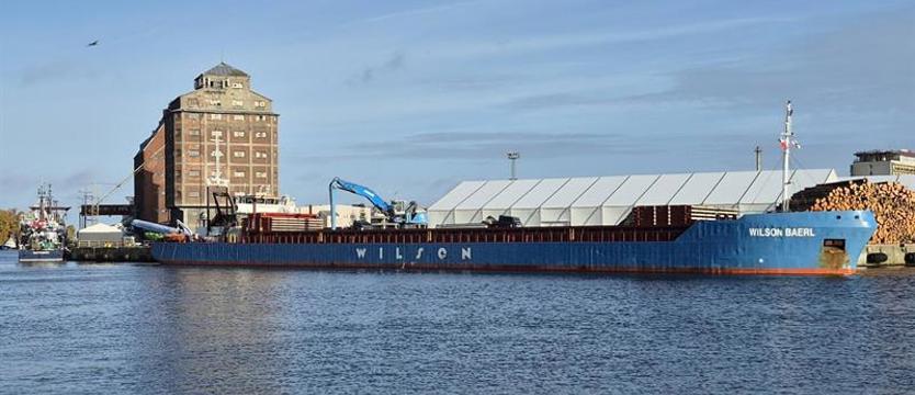 Niemal 100-metrowy statek w kołobrzeskim porcie. Pół metra do maksimum