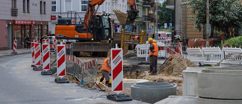 Przebudowa ul. Emilii Plater. Trwają prace sieciowe i ziemne
