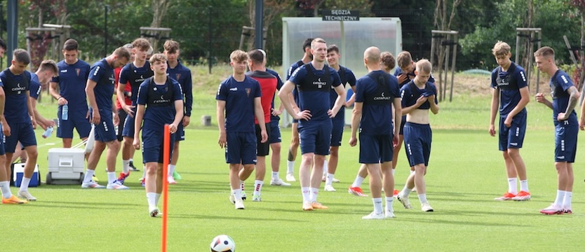 Piłka nożna. Pierwszy trening Pogoni, Ozga nowym asystentem