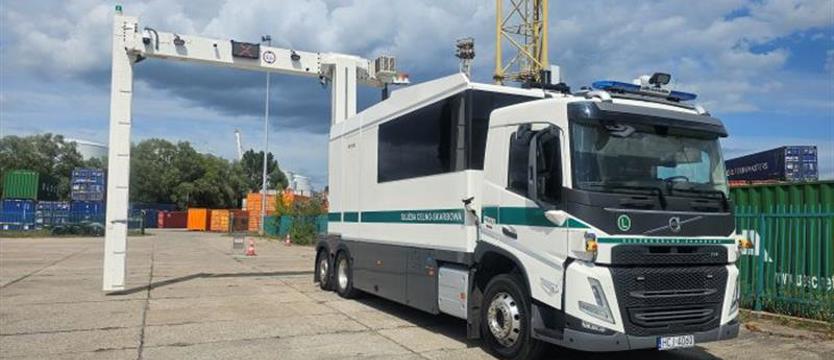 Prześwietla pojazdy i kontenery. Nowy skaner RTG w porcie