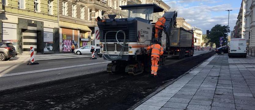 Blokady, objazdy i skuwanie asfaltu. Przebudowa al. Wojska Polskiego w rozbiegu