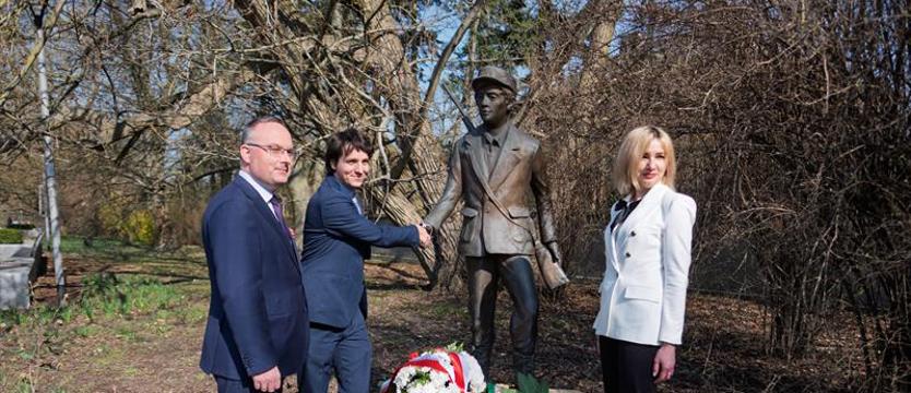 Dzień Przyjaźni Polsko-Węgierskiej. Kwiaty pod pomnikiem Chłopca z Pesztu