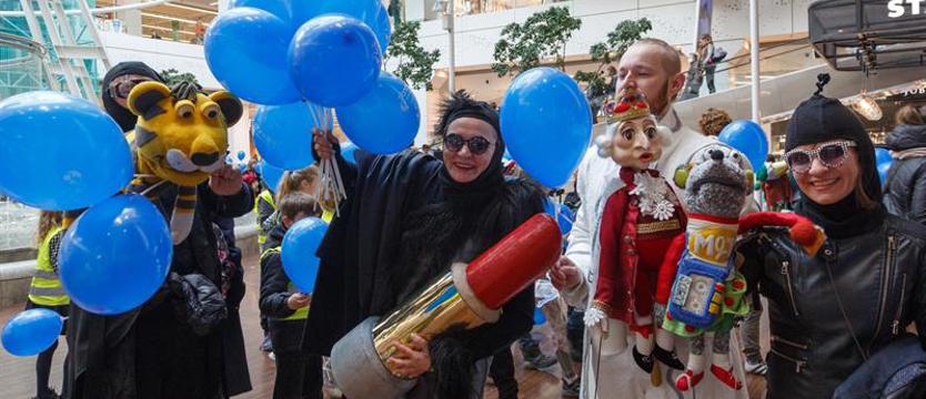 Pleciugowe lalki w centrum handlowym w Szczecinie