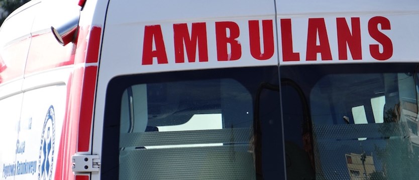 Autobus zderzył się z autem osobowym pod Chwarszczanami. Jedna osoba nie żyje