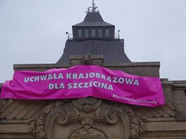 Różowy baner na Wałach Chrobrego. "Uchwała krajobrazowa dla Szczecina"