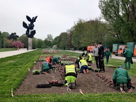 Powstają kwietniki przy pomniku Czynu Polaków