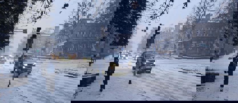 W Szczecinie biało. Kierowcy i przechodnie muszą uważać