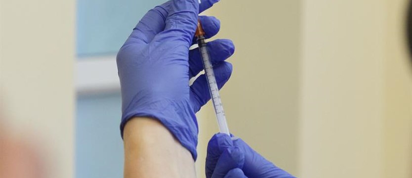 CBOS: większość badanych uważa, że szczepienia przeciw COVID-19 powinny być dobrowolne