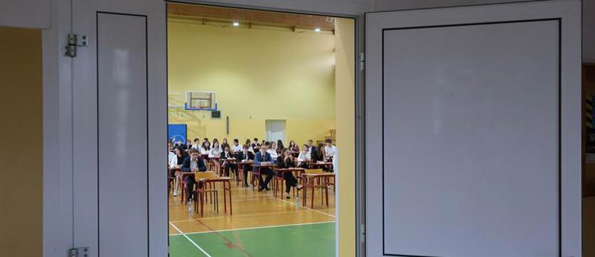 Przepracowany… jak uczeń. Harują więcej niż dorosły na etacie