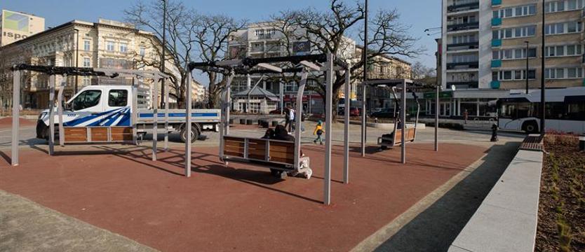 Huśtawki, ławki, ławkodonice w al. Wojska Polskiego