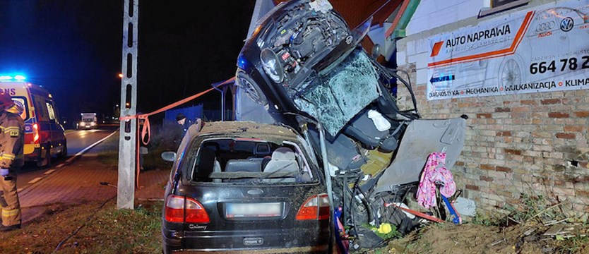 Wypadek w Kołczewie. Kierowca był zakleszczony w aucie
