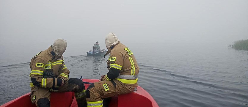 Wędkarz nie był w stanie wrócić do brzegu jeziora Dąbie. Akcja strażaków na wodzie