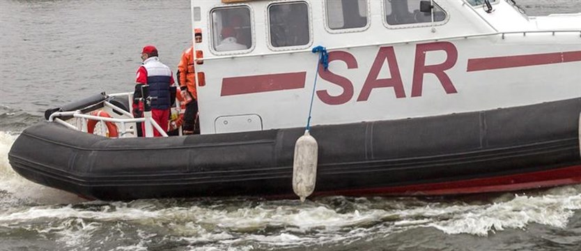 Akcja ratownicza na Zalewie Szczecińskim. Kajakarz w wodzie