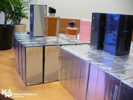 Bagaż pełen podrabianych perfum na lotnisku w Goleniowie
