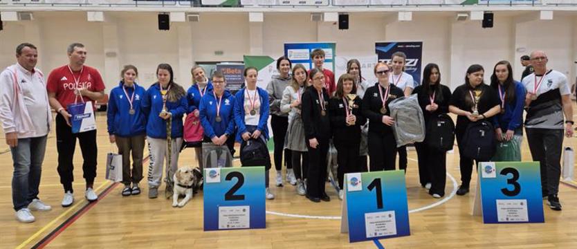 Goalball pływanie. Niewidomi z piłką