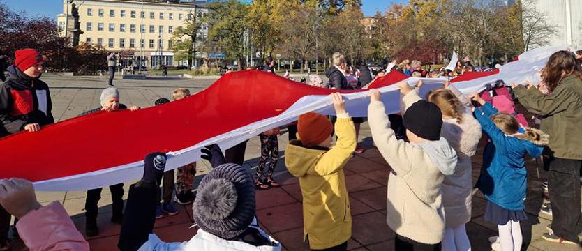 Uczniowie świętują niepodległość Polski. Szkolny marsz z flagą