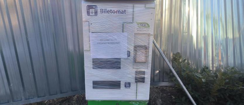 Biletomat już uszkodzony. Pierwszy stanął na drodze wandalowi