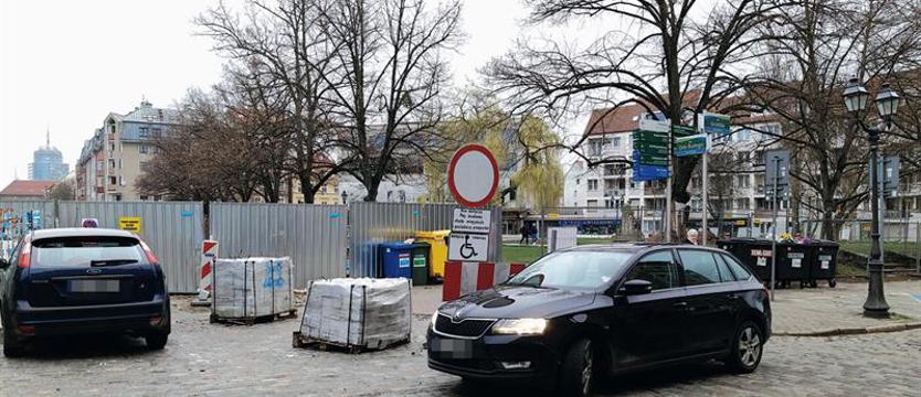 Dziki parking „Orła Białego”. I nie ma mocnych!