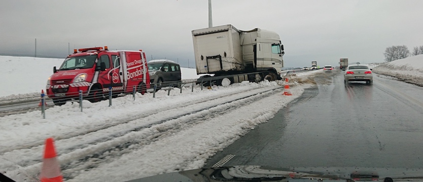 Sypnęło śniegiem na wschodzie województwa. Niebezpiecznie na drogach