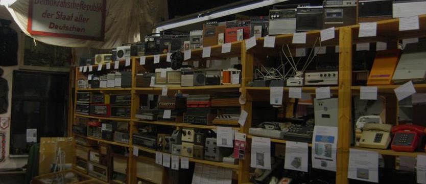 Gawęda historyczna o  życiu w NRD. Na stronie internetowej zamku