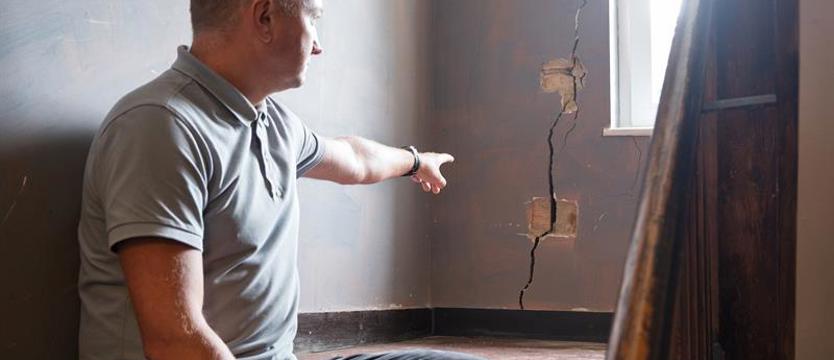 Atmosfera wokół rozpadającej się kamienicy gęstnieje. Na razie nie widać dobrego wyjścia z sytuacji