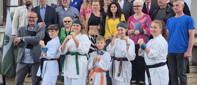 Co łączy redaktora, karate z Kowarami? Kamień Pomorski i Kowary świętują