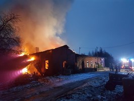 Pół domu i warsztat spłonęły w Żelisławiu. Straż uratowała drugie mieszkanie