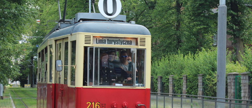 Podróż retro ulicami miasta w niedzielę