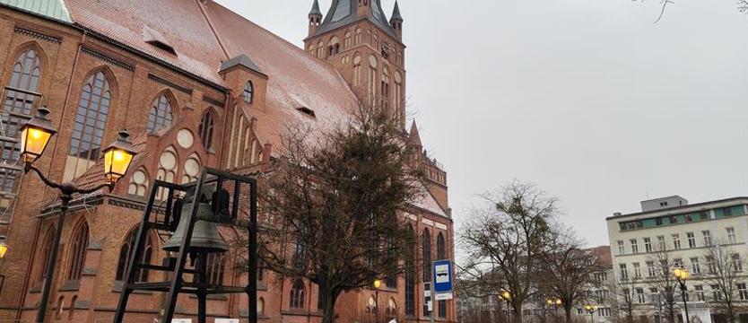 Lampy w (o)lśnieniu. W okolicy pl. Orła Białego