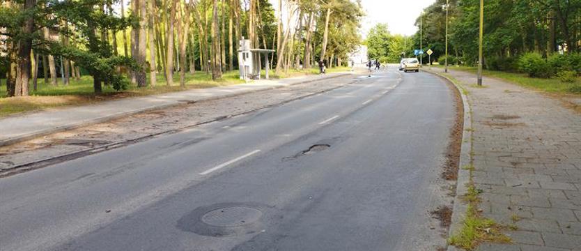 Dziury na remontowanym odcinku Piłsudskiego w Policach czekają na naprawę