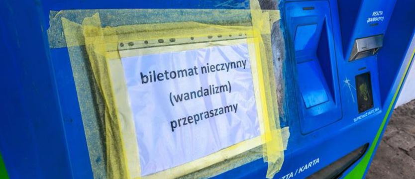 Zniszczony biletomat w Podjuchach