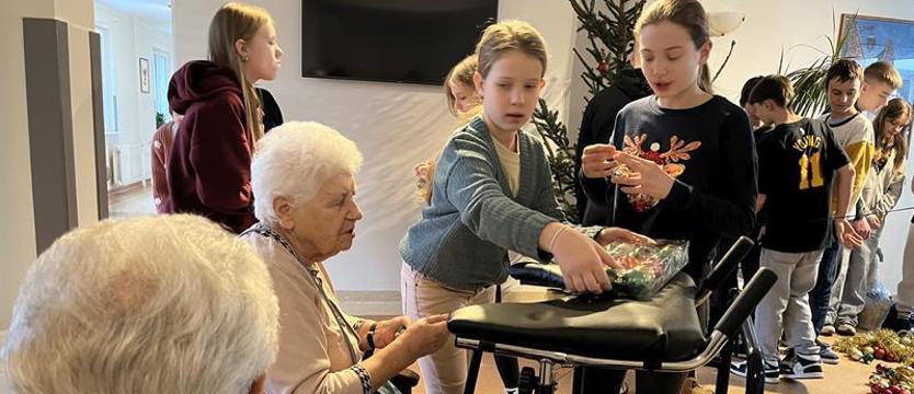 Młodzi u seniorów. Podarowali świąteczny blask i atmosferę