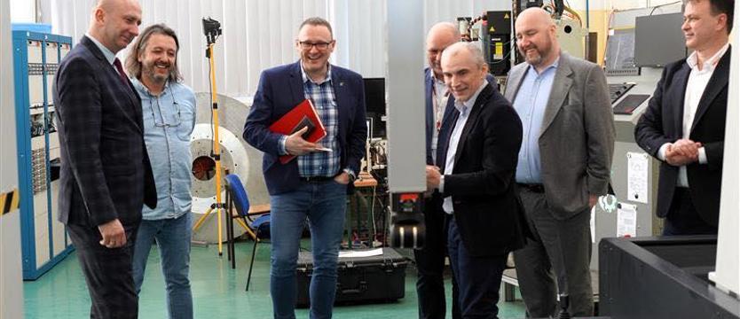 Nowa maszyna na ZUT. W stronę kształcenia praktycznego