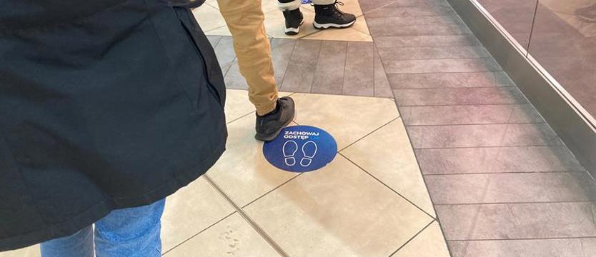 Nowe obostrzenia, limity i obowiązek szczepienia. Więcej pytań niż odpowiedzi